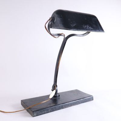 une image représentant une lampe de bureau noire sur fond blanc