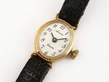 gros plan d'une montre-bracelet sur une surface blanche