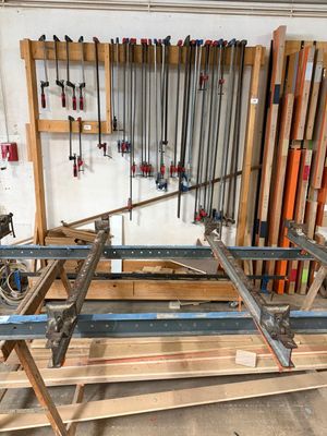 de nombreux outils accrochés à un support dans un garage