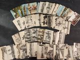 un lot de vieilles cartes postales posées sur une table