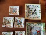 une table sur laquelle se trouvent plusieurs assiettes et bols