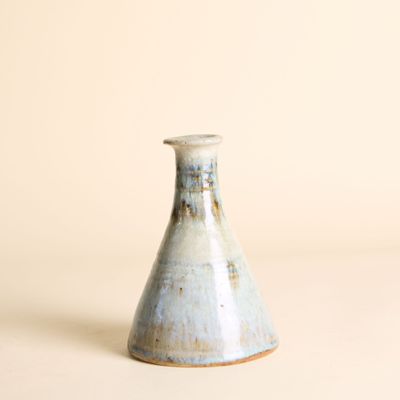 un petit vase posé sur une table