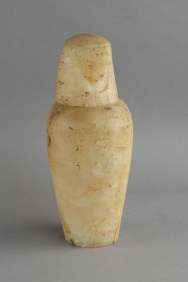 une photo d'un vase blanc posé sur une table