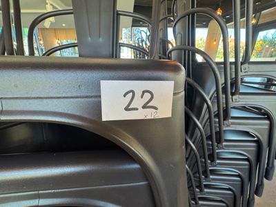 plusieurs sièges d'un bus portant le numéro 22