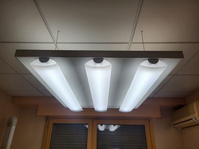 quatre plafonniers suspensdus sur chaines :