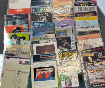 beaucoup de cd de musique et de cd sur la table