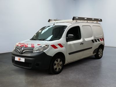 une camionnette blanche avec une bande rouge sur le côté