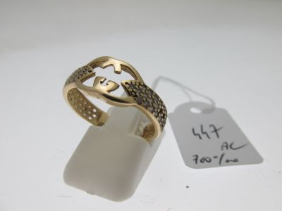 une photo d'une bague en or sertie de diamants, avec une étiquette de prix