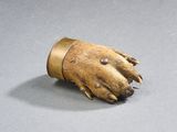 un petit objet en bois sur lequel est gravée une patte d'ours