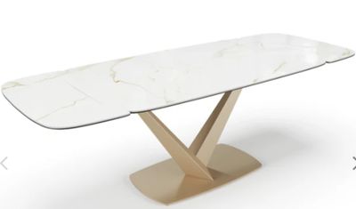 une table en marbre blanc avec un piètement en bois et un plateau en verre