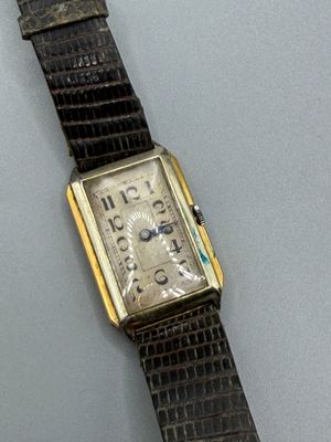 une image d'un gros plan d'une montre-bracelet sur une table