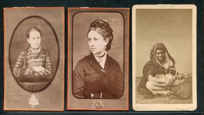 trois vieilles photos en noir et blanc représentant des femmes en costume traditionnel