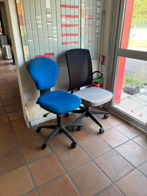 deux chaises de bureau placées l'une à côté de l'autre dans une pièce