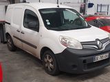 la photo d'une camionnette blanche garée dans un garage