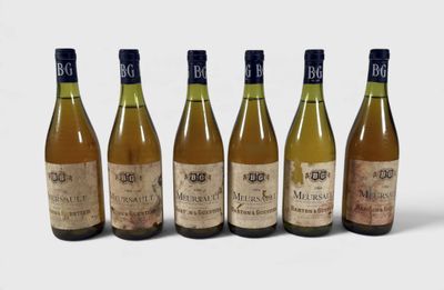 six bouteilles de vin sont alignées sur une surface blanche