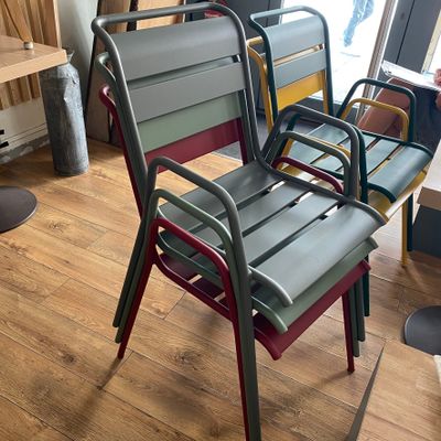* L.J. CHALON DE THE : 10 chaises en métal de couleurs diffé…