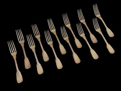 six fourchettes sont alignées sur un fond noir