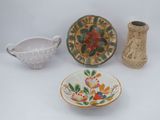 trois pièces de poterie sont posées sur une surface blanche