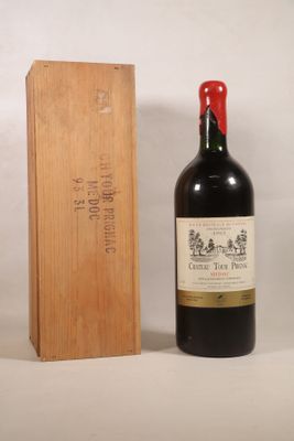 une bouteille de vin posée à côté d'une caisse en bois