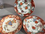 trois assiettes à motifs floraux posées sur une table
