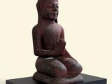 statue d'un Bouddha assis sur un socle noir