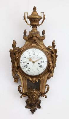 une horloge accrochée au mur sur le mur
