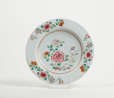 CHINE Plat rond en porcelaine à décor polychrome de fleurs e…