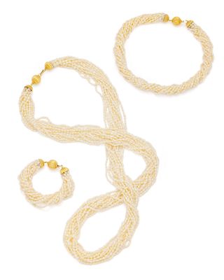 un ensemble composé d'un collier et d'un bracelet blancs ornés de perles dorées