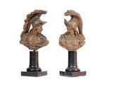 paire de bustes grecs anciens sur socles, sur fond blanc