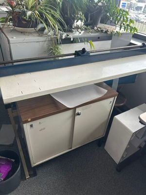 un bureau d'ordinateur sur lequel se trouve une plante