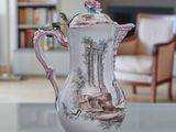 un vase posé sur une table devant une bibliothèque
