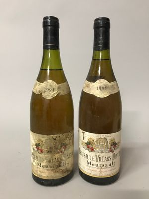 deux bouteilles de vin posées l'une à côté de l'autre sur une table