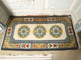 un tapis posé par terre dans un coin de la pièce
