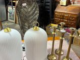 deux lampes posées sur une table sur laquelle se trouve une autre lampe