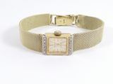 une photo d'une montre pour femme avec un bracelet en mailles