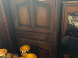 une table sur laquelle sont posés tout un tas de bols et de tasses