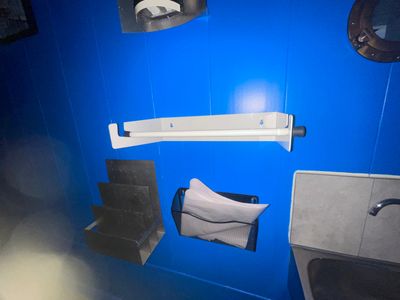 un mur bleu dans une salle de bains équipée de toilettes et d'un lavabo