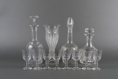 un ensemble de vases en verre posés sur une table