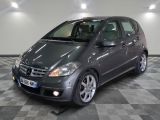 photo d'une mercedes b - class garée dans un garage