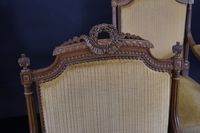 Suite de quatre fauteuils en noyer mouluré et sculpté. (photo 3)