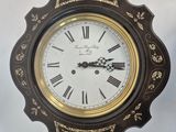 une horloge accrochée au mur à côté d'une horloge murale