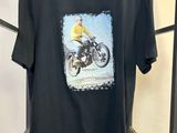t-shirt noir avec l'image d'un homme à moto