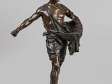 une image représentant une statue en bronze d'un homme tenant un sac