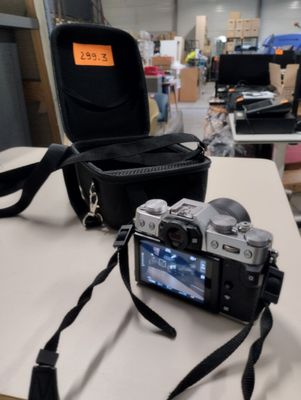 un appareil photo posé sur une table dans une pièce