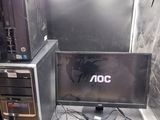 un ordinateur posé sur un bureau, équipé d'un clavier et d'un écran