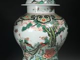 un vase muni d'un couvercle orné d'un oiseau et de fleurs