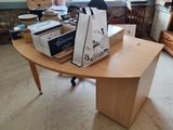 un sac posé sur une table au milieu d'une pièce