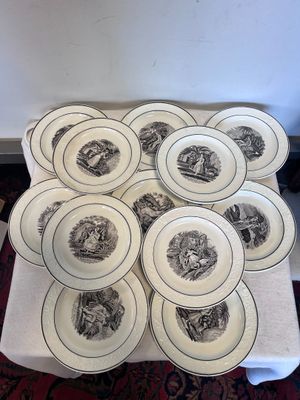 un grand nombre d'assiettes sur une table
