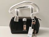Le petit sac à main noir est muni d'un porte-clés accroché à sa poignée.