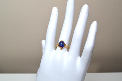 Une bague en argent vermeil sertie, par quatre griffes à déc…